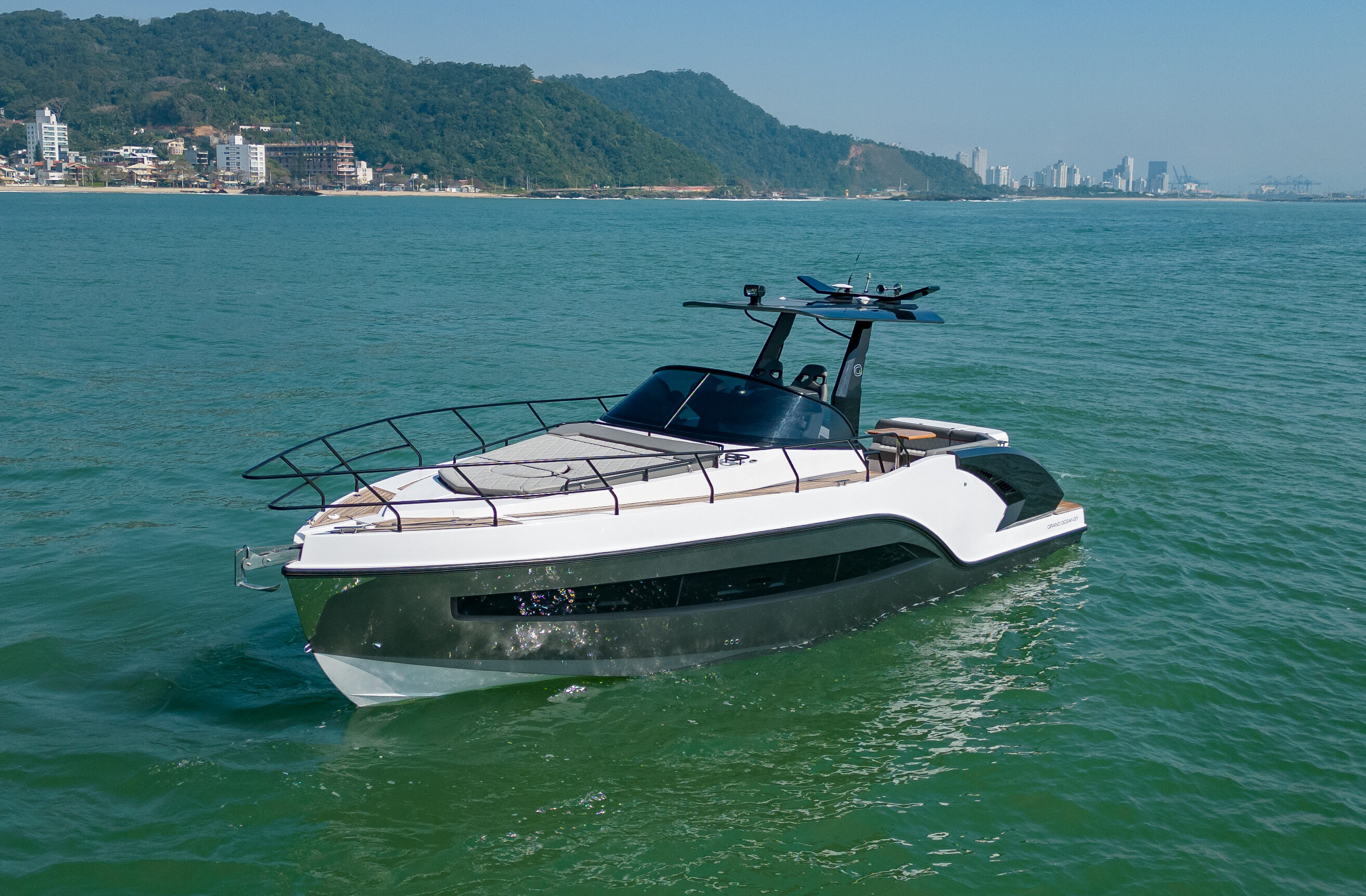Teste 360° Grand Ocean 37: 5 destaques da embarcação que une esportividade e conforto